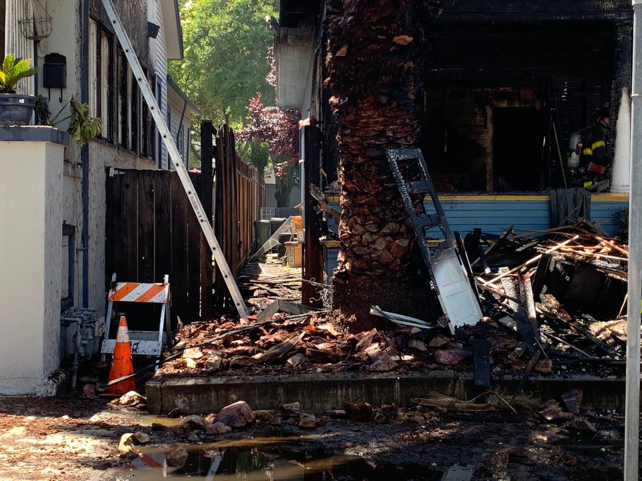El fuego se reportó alrededor de las 11:36 am sobre la calle 6th.