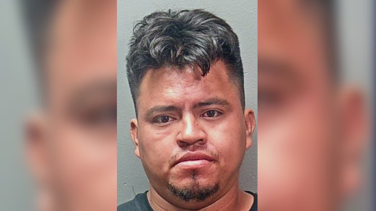 Arrestan a un hombre por dejar a sus 5 hijos solos dentro de un auto en Fort Worth