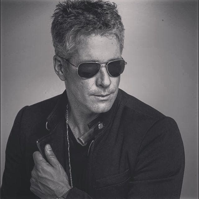 El actor de María Isabel lamentó los ataques de los que es víctima hasta la fecha porque en el pasado apoyó a Hugo Chávez: “Es como que hoy de repente pase en México y los que eligieron al presidente sean los culpables, no, los electos y los elegidos son los responsables en todo caso”.