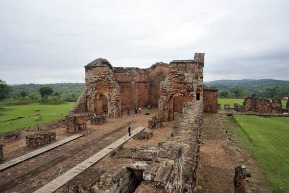 Mejor conocida como la Ruta Jesuítica, la serie de vestigios de templos católicos de la orden, cruza gran parte del territorio.
