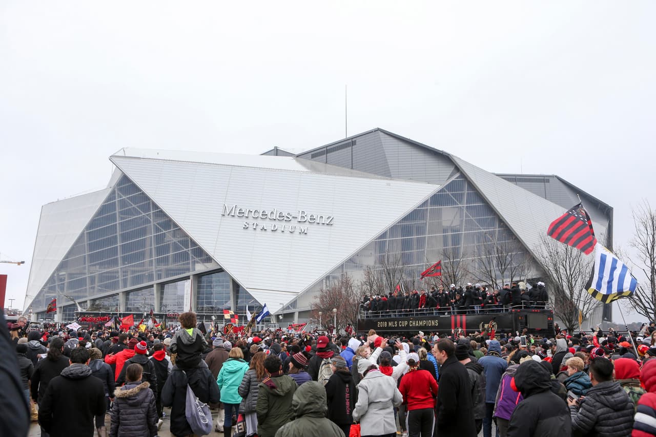 Está ubicado en el centro de la ciudad de Atlanta y cuenta con capacidad para más de 73 mil espectadores.