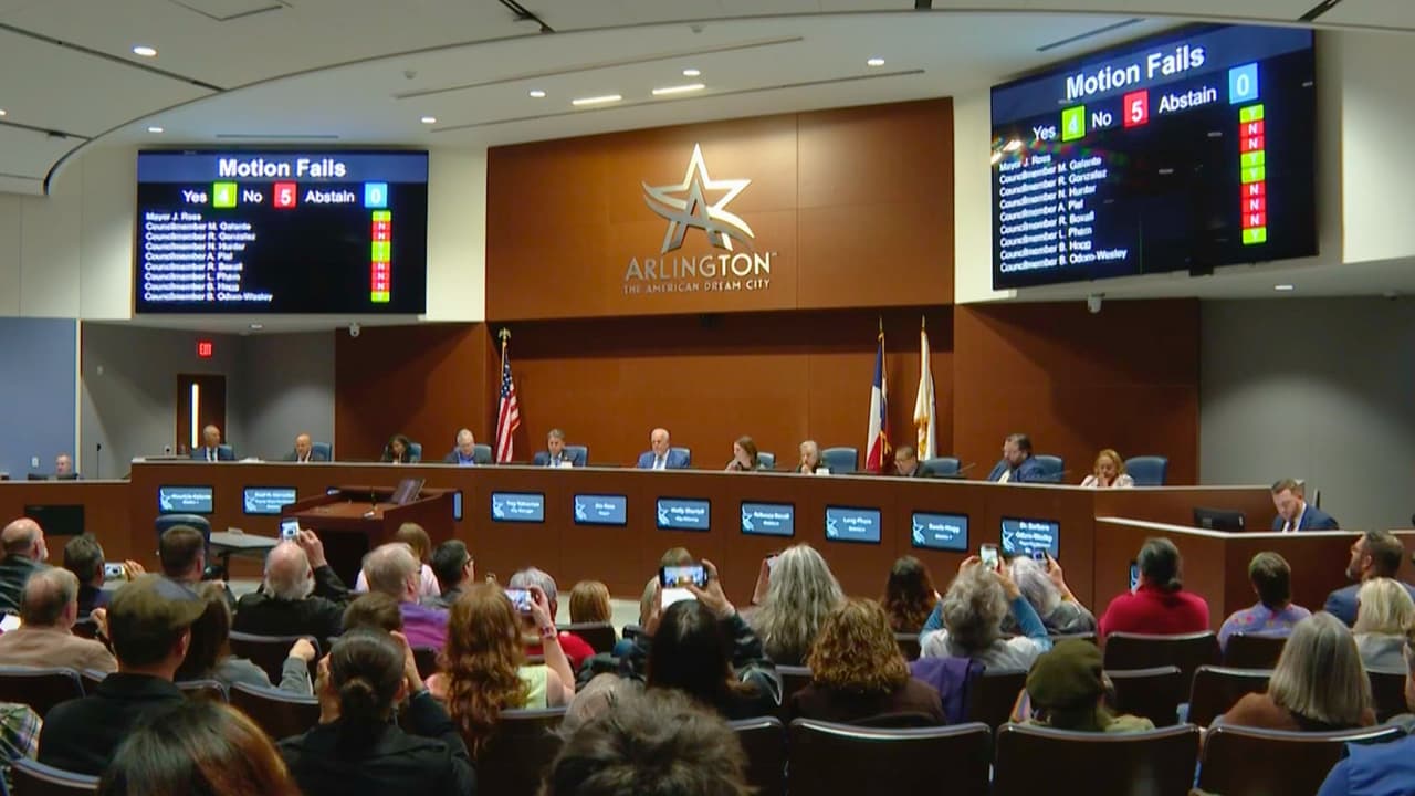 La sala del Ayuntamiento de Arlington tras la votación de 5 contra 4 para eliminar la ordenanza antidiscriminación de la comunidad LGBTQ+.