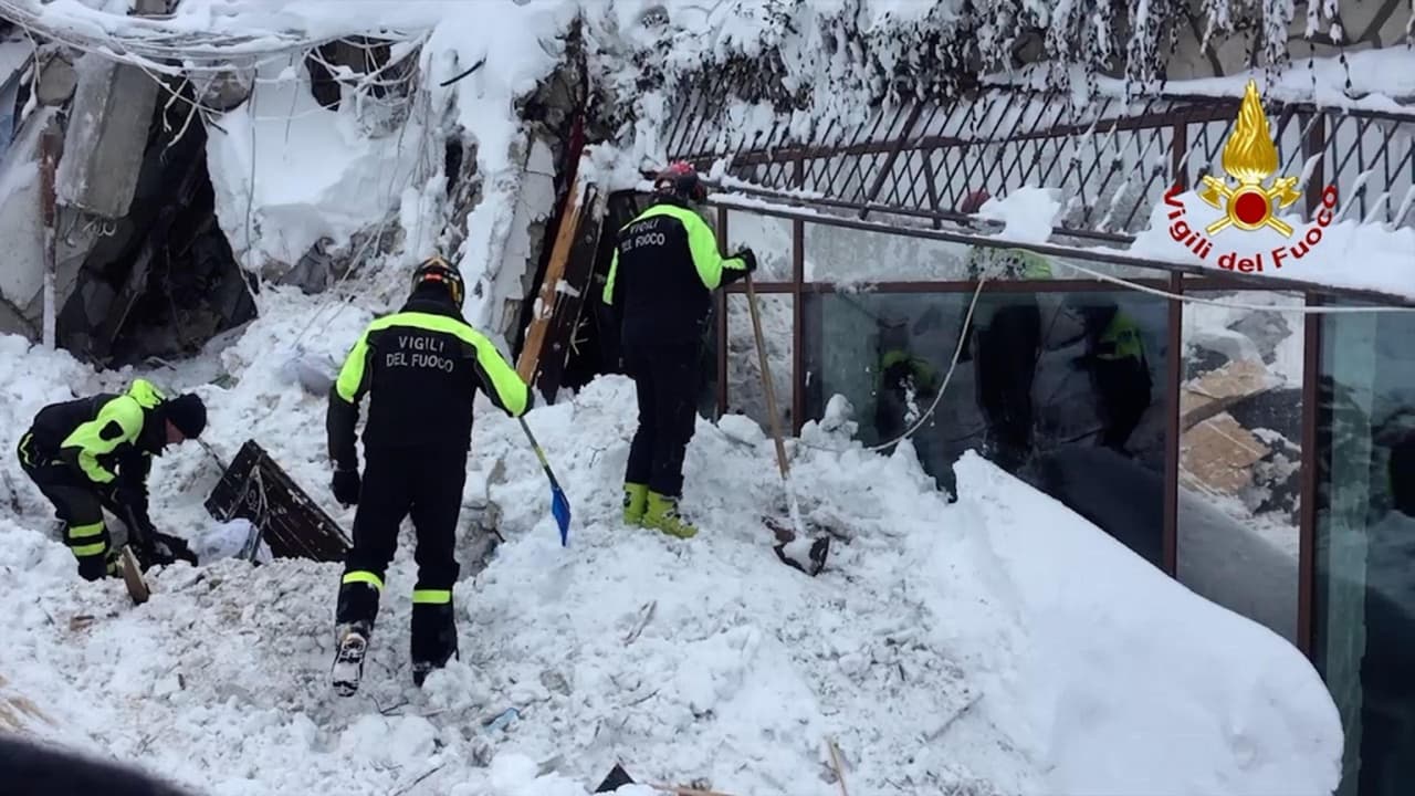 Hallan al menos 10 supervivientes en un hotel sepultado por una avalancha de nieve en Italia