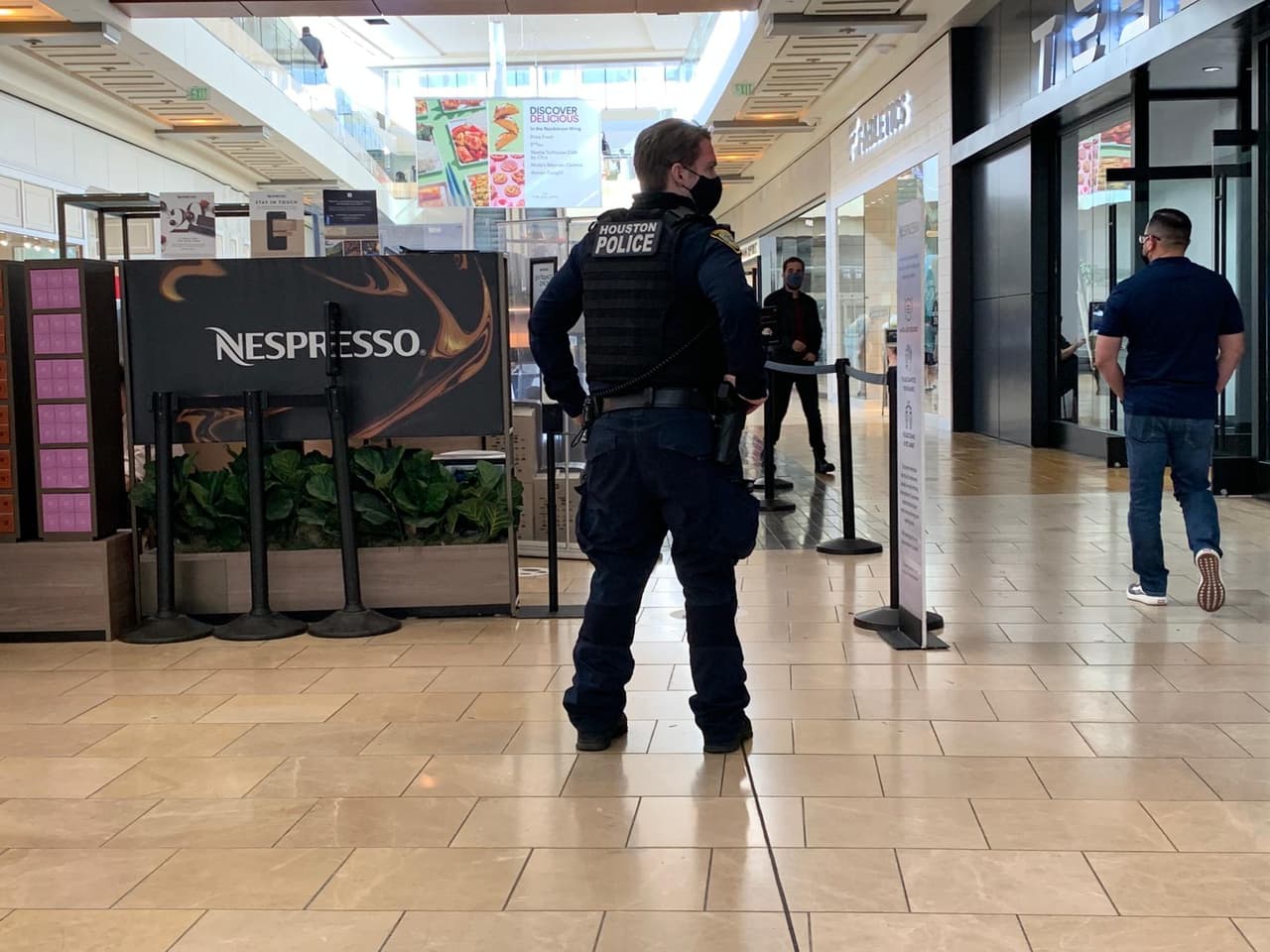 Esta tarde varios usuarios se volcaron a sus redes sociales para reportar 
<a href="https://www.univision.com/local/houston-kxln/reportan-situacion-irregular-en-el-galleria-mall-en-houston">un supuesto tiroteo en The Galleria. </a>
<br>