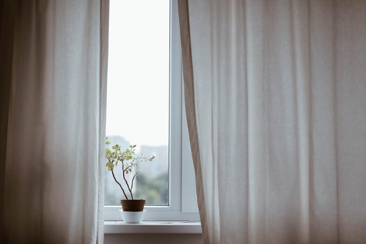 Durante el invierno, mantén las cortinas abiertas durante el día para permitir que la luz del sol ingrese a tu hogar y cierra las cortinas en la noche para reducir el frío que puedes sentir por las ventanas frías.
<br>