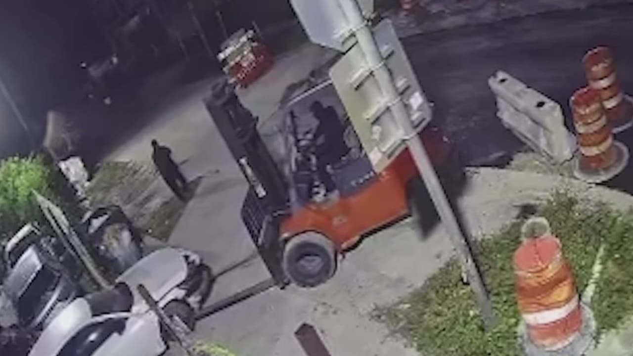 Una familia hispana en Miami está ofreciendo recompensa para la persona que les ayude a recuperar una maquinaria que les robaron de su negocio y que está avaluada en unos $25,000. Según las víctimas, el hurto quedó captado en cámara y se logra observar a dos sospechosos llegar en cuatrimoto, luego romper el candado para abrir el portón y llevarse la Toyota Forklift.