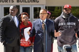 La familia de Michael Brown junto a sus abogados en las afueras de la corte de Saint Louis, Missouri.