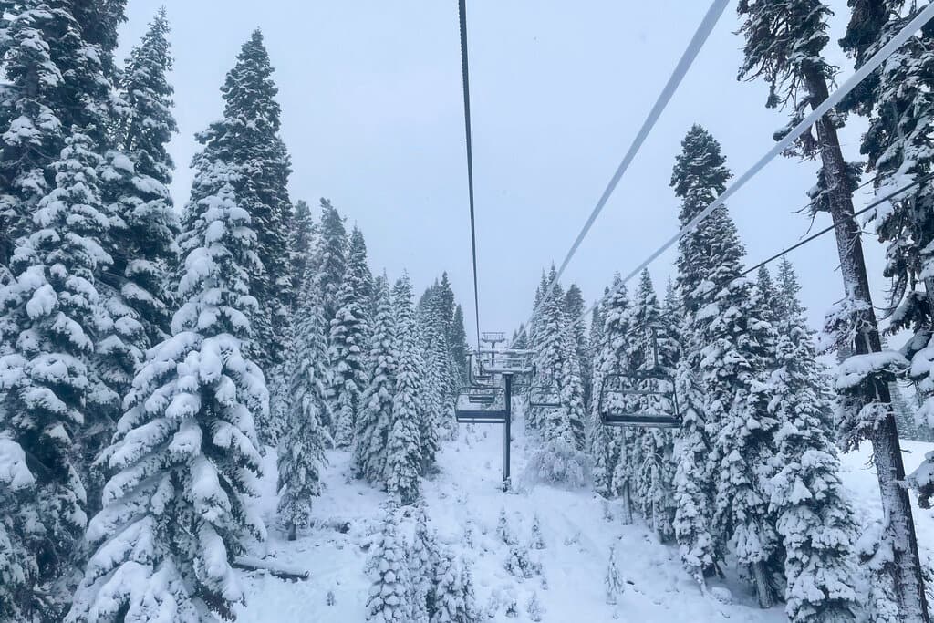 El complejo turístico Kirkwood Mountain Resort cerró y anunció en redes sociales que no era seguro reabrir con
<b>17 pulgadas (43 centímetros) de nieve acumulada durante la noche </b>y por los fuertes vientos. La nieve “es tan severa y tan espesa”, que le están recomendando a las personas que "si no necesitan estar cerca de esta zona, quizás no deberían viajar”, dijo Carlos Pérez, oficial de la Patrulla de Caminos de California.