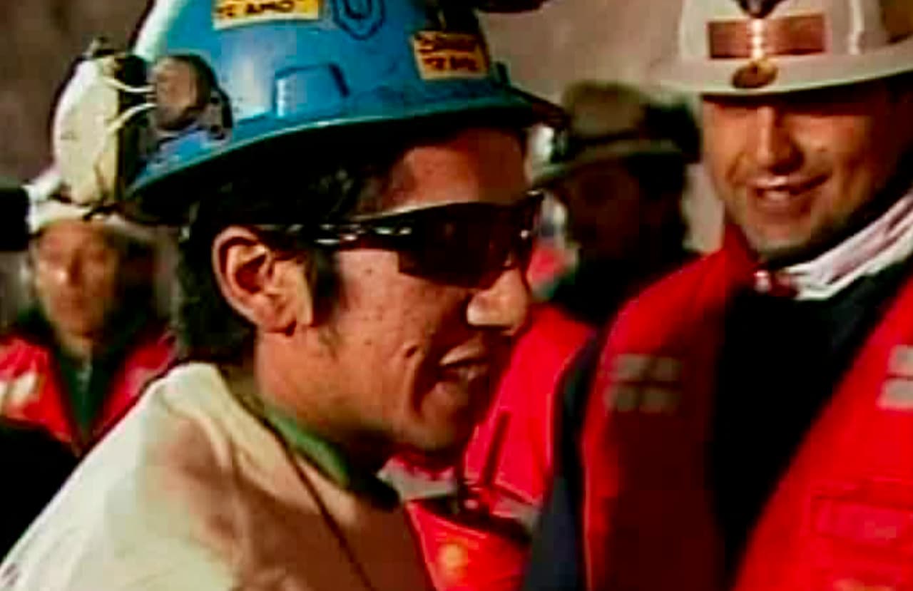 En esta foto de archivo del 13 de octubre de 2010 que fue tomada de un video se muestra al minero Jimmy Sánchez, el quinto en ser rescatado de la mina San José donde 33 mineros estuvieron atrapados por 69 días cerca de Copiapó, Chile.