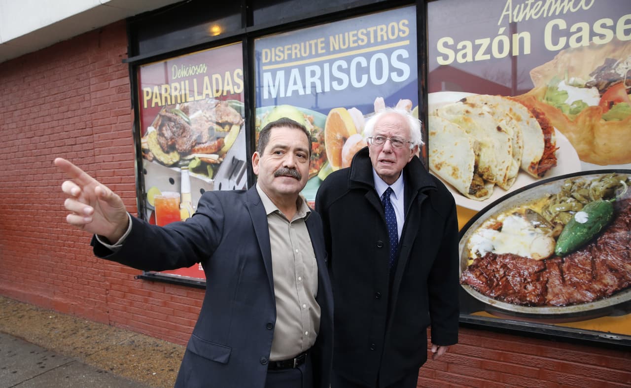 Sanders visita una comunidad hispana en Chicago