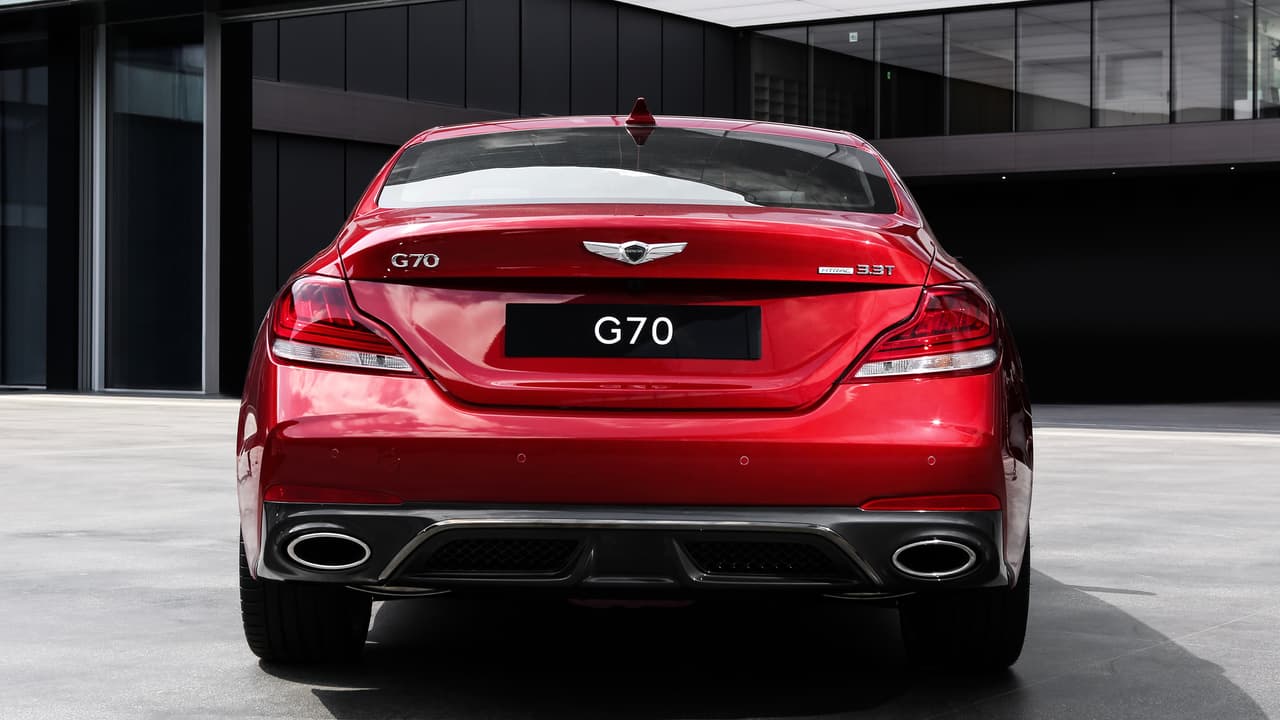 La carrocería del Genesis G70 luce sólida sin ser pesada y dinámica sin imitar a los alemanes, y aunque desde algunos ángulos puede lucir algo genérico, la impresión general es la de un vehículo con una imagen muy propia.