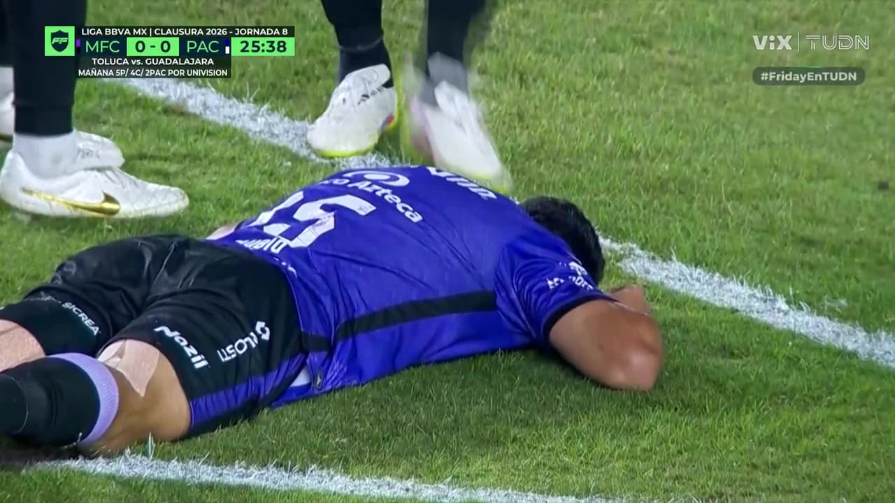 ¡Tremendo balonazo! Brian Rubio queda tendido tras impacto