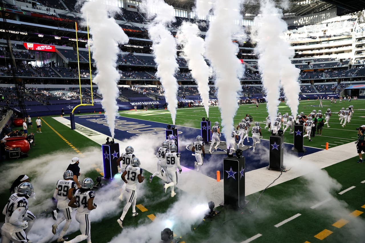 <b>Puesto 1. Dallas Cowboys (NFL)</b>
<br>
<br>• Valor: 5,700 millones de dólares.
<br>
<br>• Cambio de valor en los últimos cinco años: +43%.
<br>
<br>• Propietario: Jerry Jones.
<br>
<br>• Año de compra: 1989.
<br>
<br>• Precio pagado: 150 millones de dólares.
<br>
<br>Desde la compra, el propietario ha invertido en varias obras de infraestructura, entre ellas un nuevo estadio, una nueva sede corporativa y una instalación de prácticas (conocida como The Star).
<br>
<br>El equipo obtuvo ganancias operativas de 425 millones de dólares en la temporada 2019, un resultado récord para la franquicia.
<br>