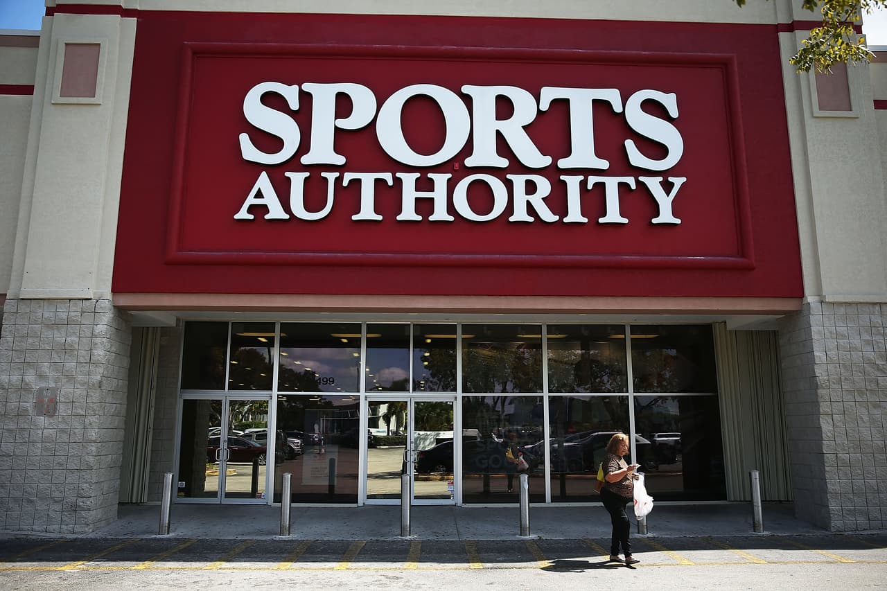 <b>Sports Authority. </b>Fue fundada en 1987 y luego de varios años de éxitos comerciales esta tienda de artículos deportivos comenzó a enfrentar la dura competencia de otras tiendas similares y las ventas en línea. En 2016 la compañía solicitó protección por bancarrota e inicialmente planeó mantener abiertas la mayoría de sus tiendas. Finalmente decidió cerrar todos sus locales.