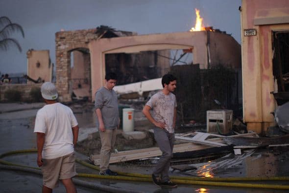 Una docena de helicópteros militares de Camp Pendleton fueron a unirse a los esfuerzos de los bomberos, con otro 10 para ser puesto a disposición, dijo el supervisor del condado Bill Horn.