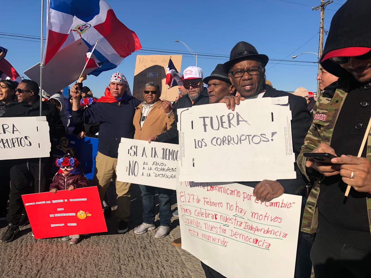 “Libertad, libertad, patria o muerte para Santo Domingo”, continuaban entonando en medio de la manifestación. 
<br>