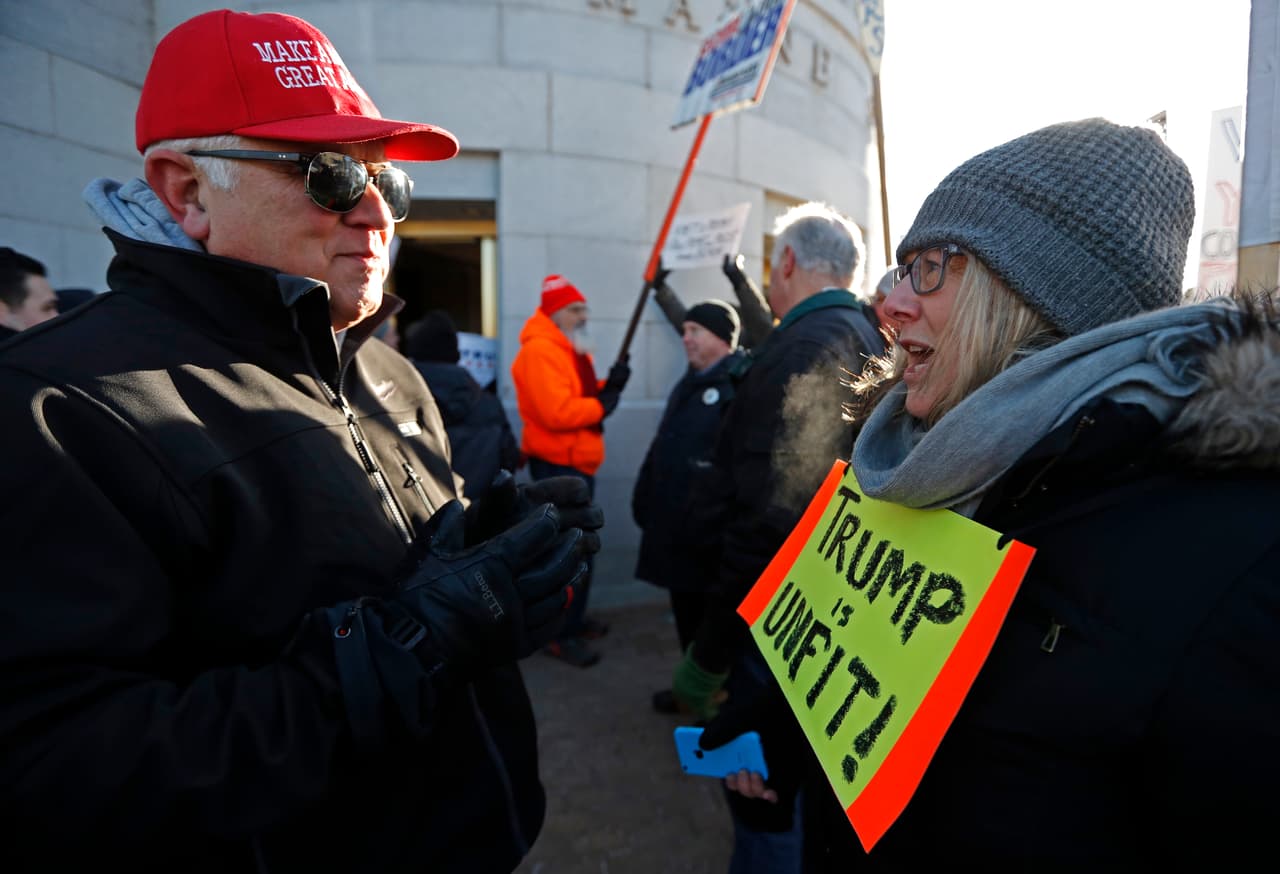 Tom Thompson, izquierda, simpatizante de Trump, discute con Lorry Fleming a las afueras de parlamento regional en Maine. En este estado los votos no funcionan por el sistema del “ganador se lleva todo”. Tres de los votos se los llevó Clinton y uno Trump.