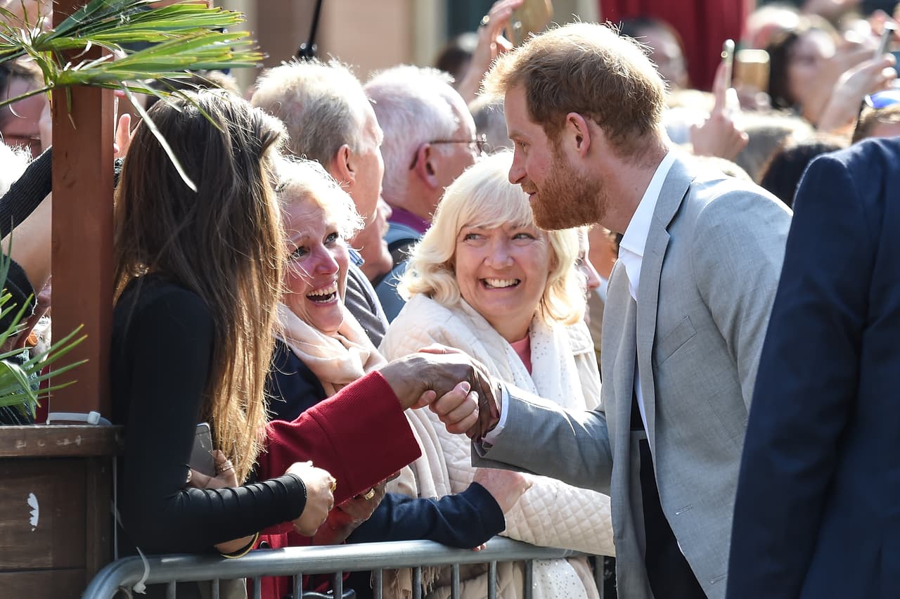 A juzgar por las expresiones, no cabe la menor duda de que el príncipe Harry conquistó con su ternura a sus compatriotas.