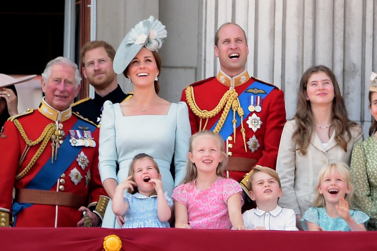 En la boda real, a George y Charlotte les acompañarán Savanna, de 7 años e Isla Philips, de 6; primas segundas de los duques de Cambridge e hijas de Peter Philips.
<br>