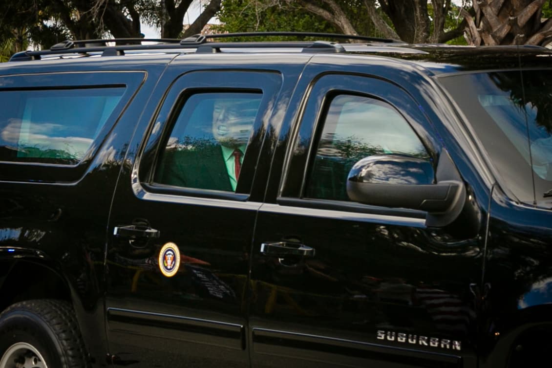 <a href="https://www.univision.com/local/miami-wltv/algunos-residentes-temen-que-la-mudanza-de-trump-al-sur-de-floridasea-un-dolor-de-cabeza-fotos">Donald Trump llegó este miércoles al sur de Florida, </a>luego que salió de la Casa Blanca en sus últimas horas como presidente de Estados Unidos.