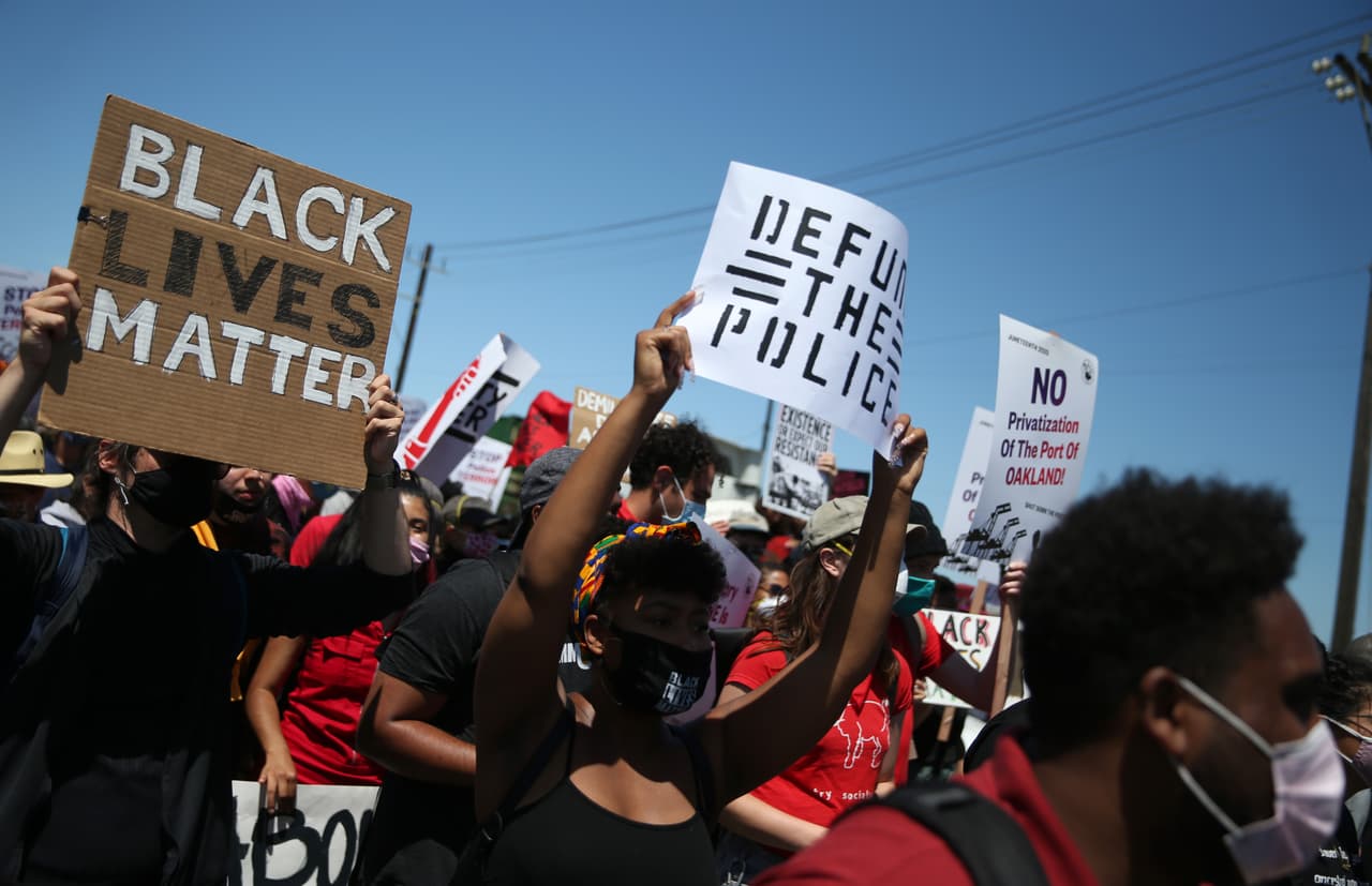 La actividad económica en el puerto de 
<a href="https://www.univision.com/temas/oakland" target="_blank">Oakland</a> amaneció paralizada este viernes, pero no a causa del 
<a href="https://www.univision.com/temas/coronavirus" target="_blank">coronavirus</a>, sino como parte de una protesta contra el 
<a href="https://www.univision.com/temas/racismo" target="_blank">racismo</a> y la 
<a href="https://www.univision.com/temas/abuso-policiaco" target="_blank">brutalidad policial</a> en el marco de ‘ 
<a href="https://www.univision.com/local/san-francisco-kdtv/noticias/politica/que-es-juneteenth-la-centenaria-fiesta-afroestadounidense-que-trump-ignoraba-y-ahora-quiere-apropiarse" target="_blank">Juneteenth</a>’, la conmemoración más antigua sobre el fin de la esclavitud en Estados Unidos.