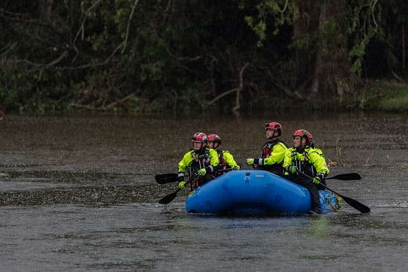 Rescatistas van en bote por el río Guadalupe en la búsqueda de sobrevivientes. Algunas personas han sido rescatadas de árboles.