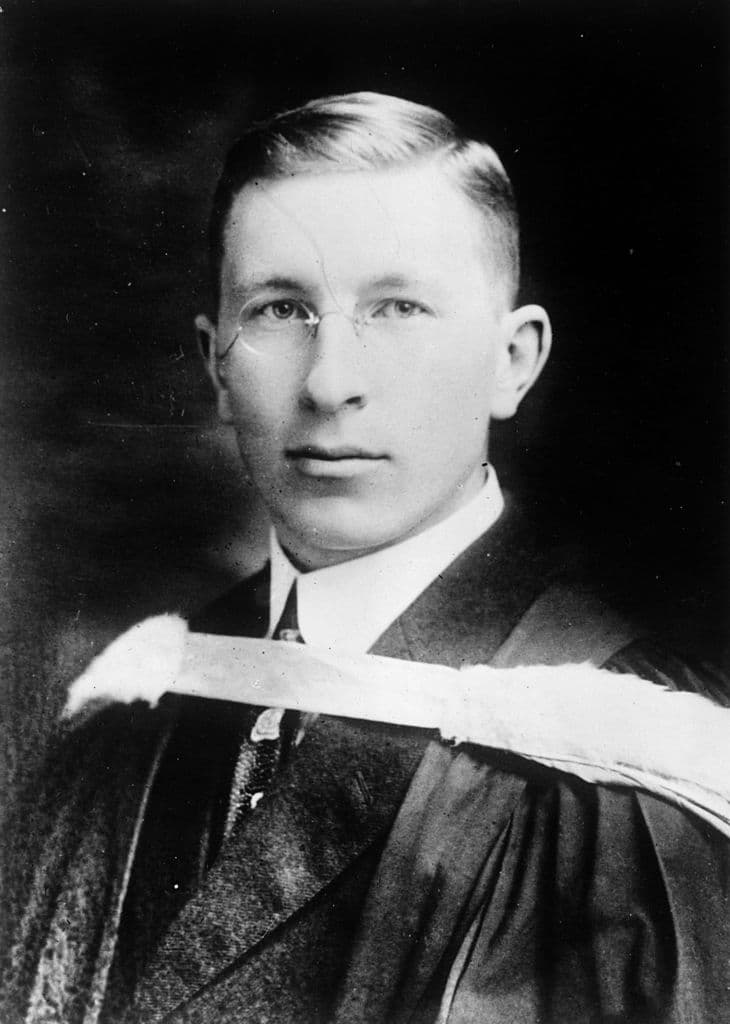Al otro lado del mundo, una persona clave:
<b><a href="https://www.nobelprize.org/prizes/medicine/1923/banting/biographical/" target="_blank">el doctor canadiense Frederick Banting </a></b>quien avanzaba en una investigación sobre la que se llamaría insulina. En 1919, Banting regresó de la guerra a Canadá. Se especializó en investigación de la diabetes y
<b> ya sabía por trabajos previos de otros expertos que era causada por la falta de una hormona secretada por los islotes de Langerhans en el páncreas. </b>Edward Schafer, fisiólogo inglés 'padre' de la endocrinología, había acuñado a esa hormona
<b>el nombre insulina (que deriva de ínsula, por los islotes), señala la fundación Nobel. </b>
