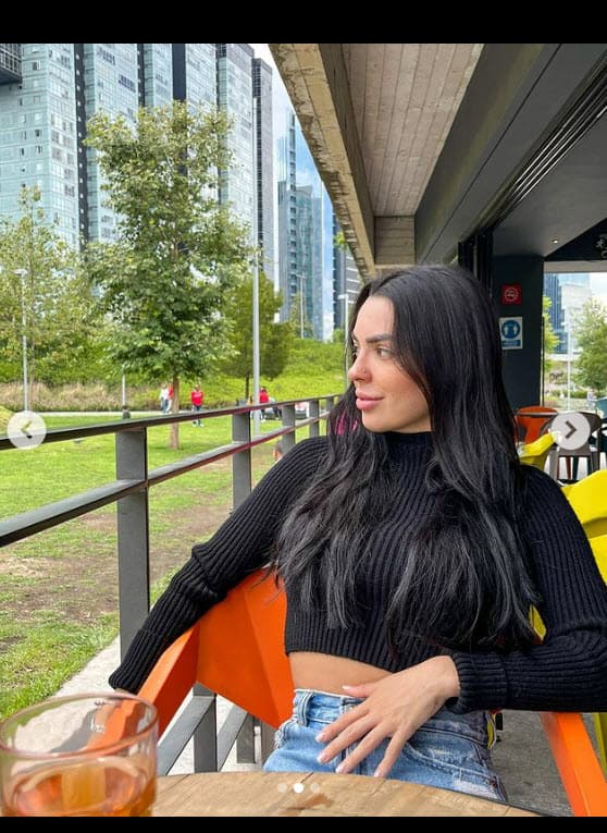 Según información de medios locales, Aranza Peña, quien ha aparecido en
<b><a href="https://vix.com/es/detail/series-502?utm_medium=internal_referral&utm_source=univision&utm_campaign=breaking_news&utm_content=ed_entertainment&utm_term=slideshow" target="_blank">La Rosa de Guadalupe, que puedes ver gratis en ViX</a></b>, se estrelló contra un poste de cemento y no logró sobrevivir. Otras versiones señalan que el percance sucedió en la Ciudad de México. La familia de la artista no ha desmentido ni confirmado tales informaciones.
<br>