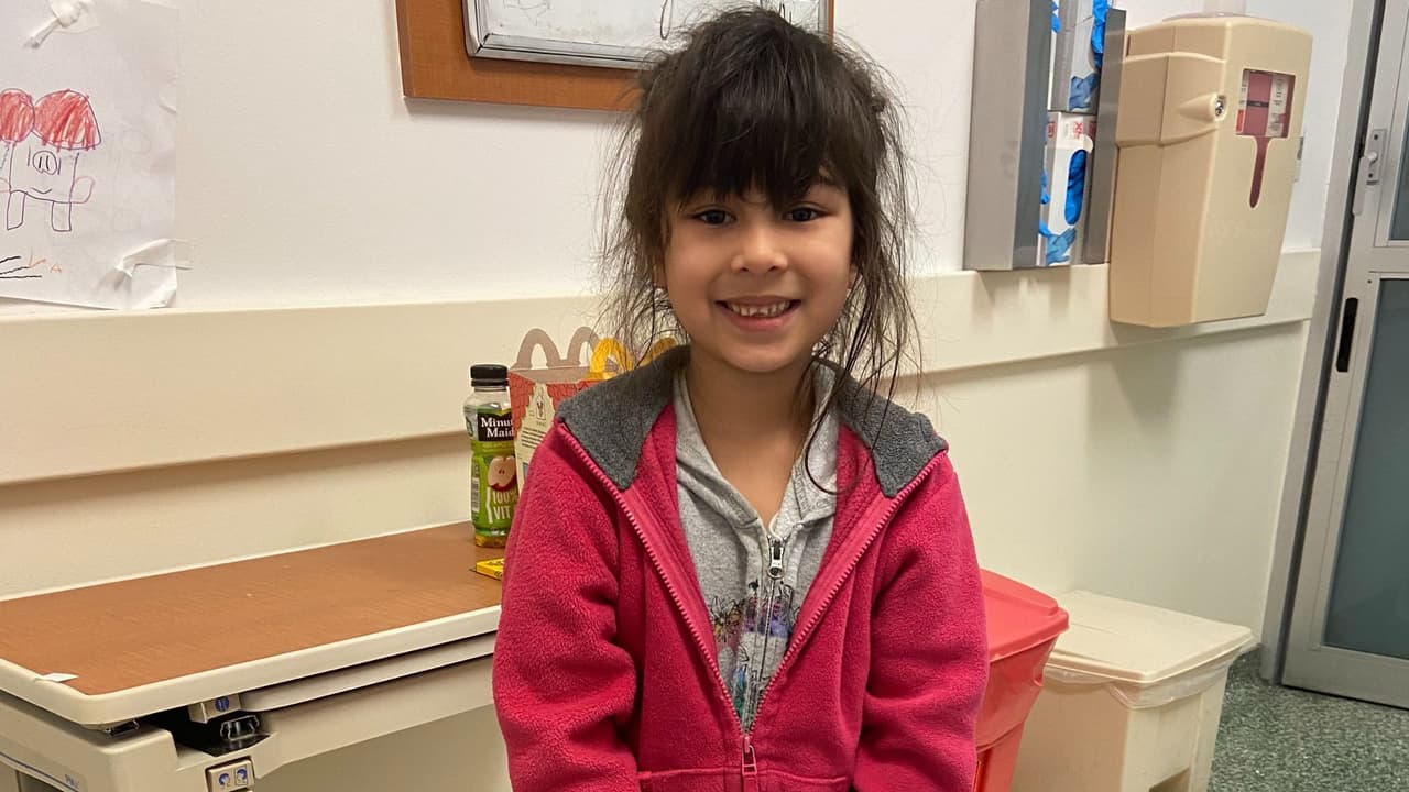 Llamado urgente: Niña hispana abandonada en el Baylor University Medical Center de Dallas