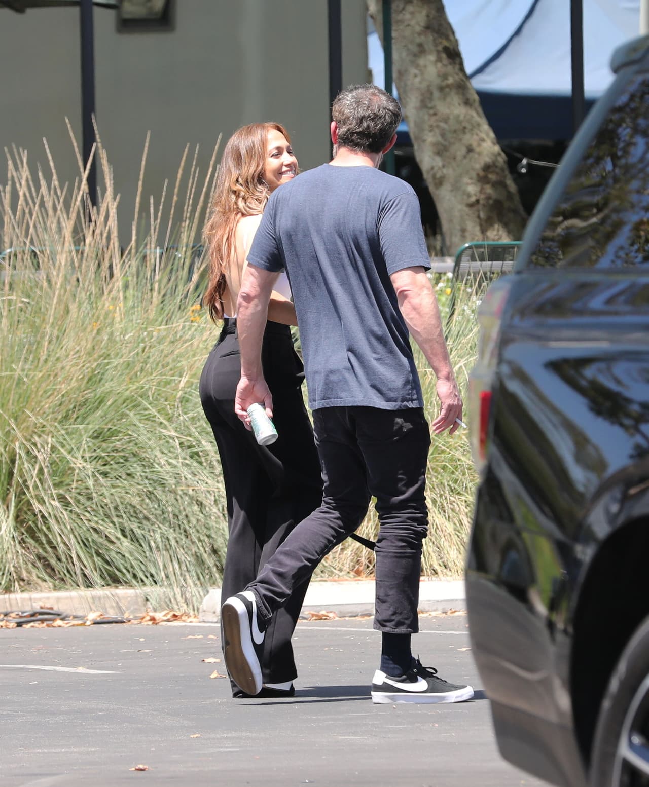 Pese a estar en un set repleto de gente, el actor de 49 años y JLo tuvieron un amoroso momento en el que compartieron besos y sonrisas. 
<br>