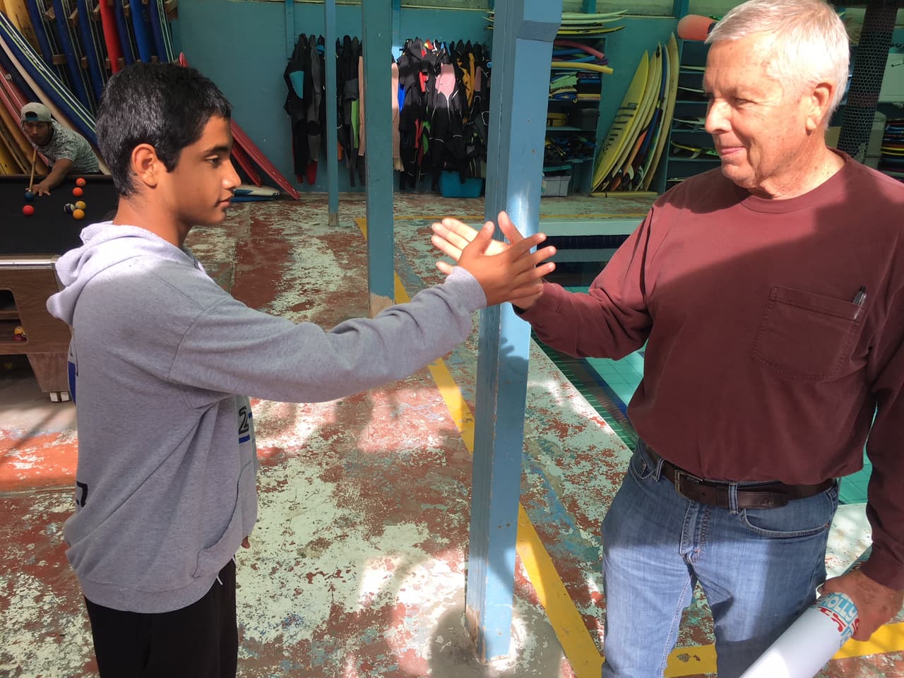 Tyler Youngking, uno de los fundadores de este albergue infantil, saluda a uno de los 42 menores. “La Policía parece que se hace de la vista gorda”, dijo él sobre el tráfico sexual de niños en Tijuana.