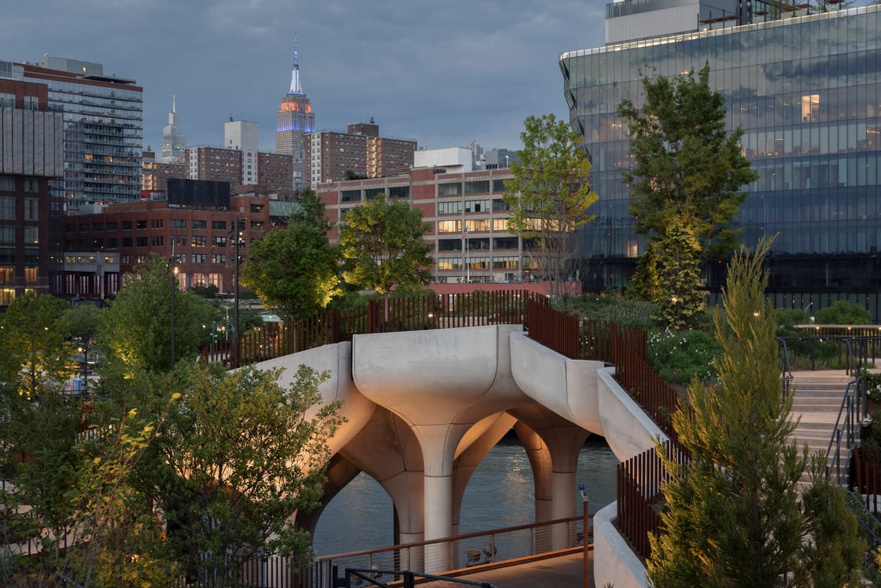 Little Island cuenta con más de 350 especies de flores, árboles y arbustos.