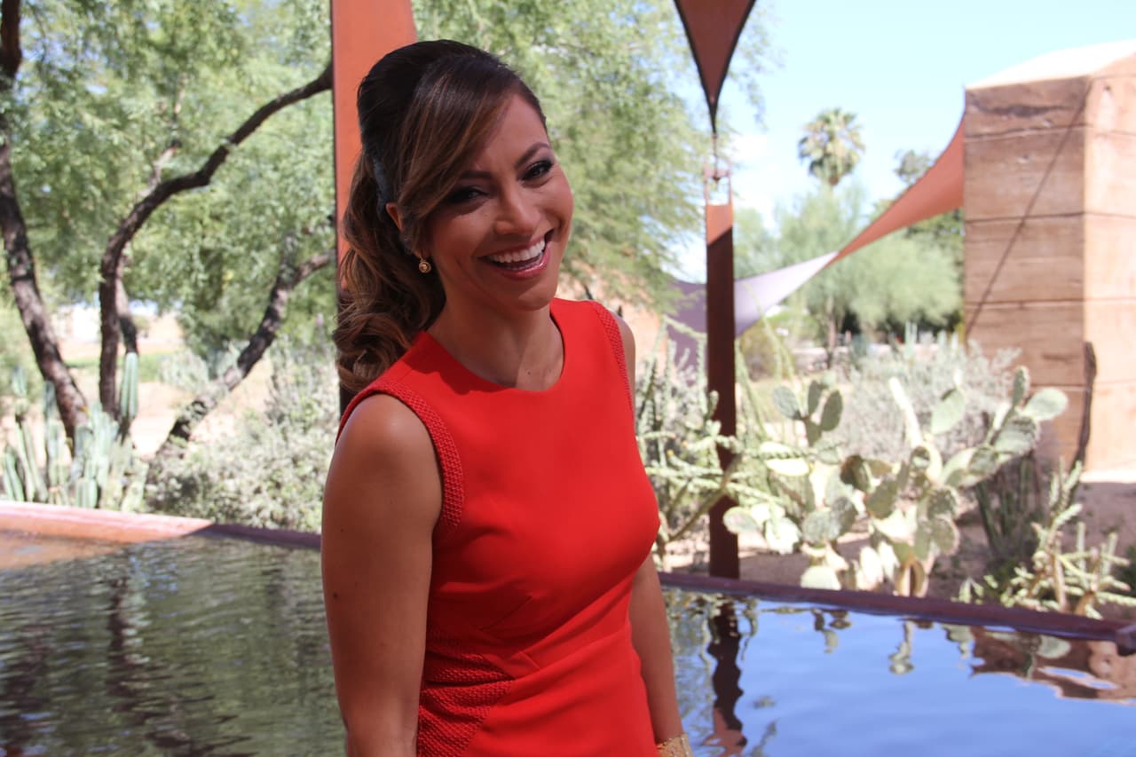 La talentosa y carismática periodista de Univisión, Satcha Pretto, visitó Phoenix para apoyar la campaña multimedia #QuieroAprender de Univisión y el XQ Institute, la cual cuyo propósito es animar a los estudiantes hispanos y a sus familias a exigir educación de excelencia en las escuelas, que prepare a los jóvenes para un futuro de éxito. Durante su visita a Phoenix, Pretto visitó los estudios de Univisión Arizona donde compartió con el equipo de noticias local, incluyendo la presentadora de noticia Heidi Renpenning.