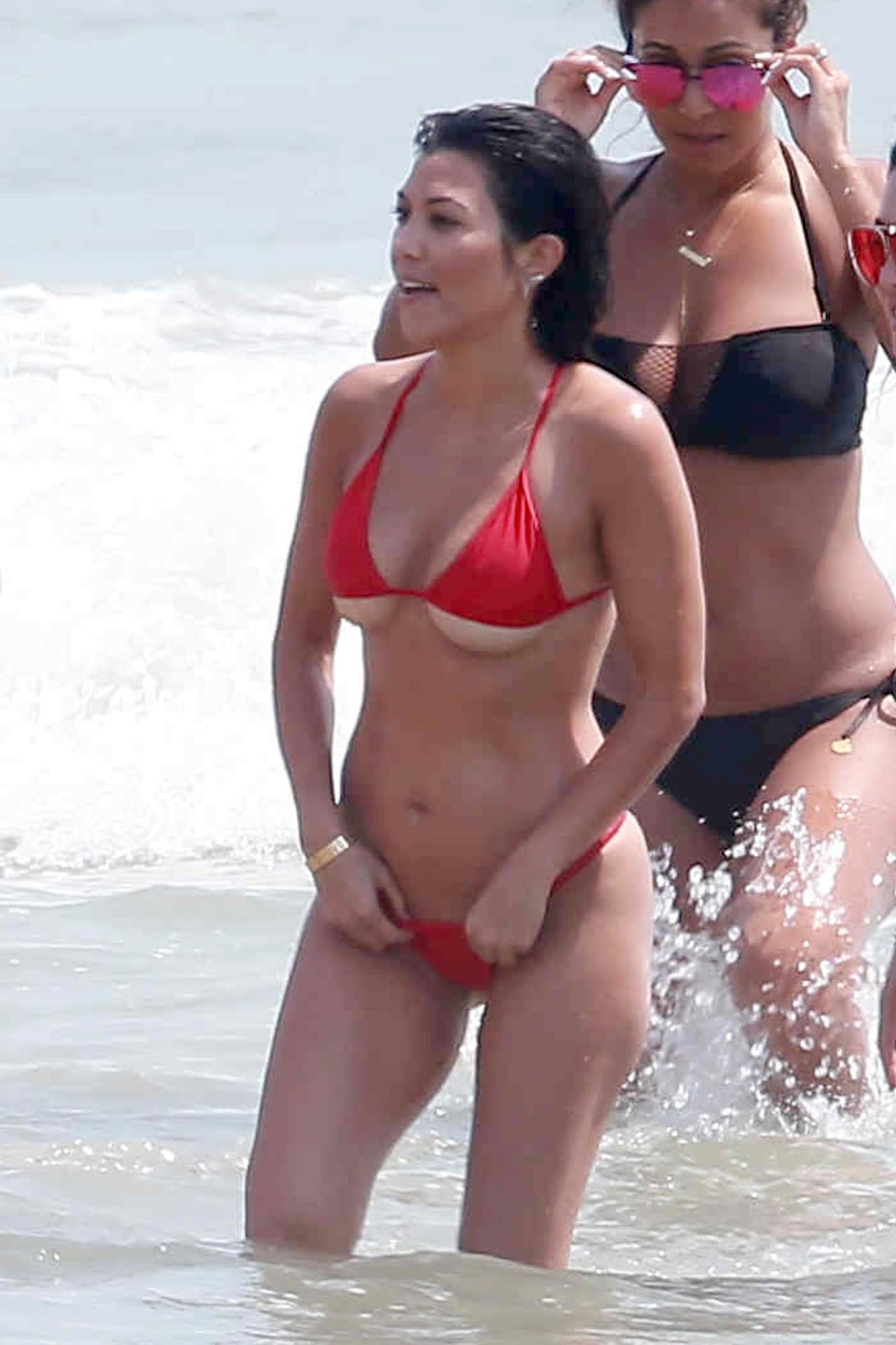 Kim Kardashian pasó el fin de semana del 22 de abril de 2017 en el resort Casa Aramara, en Tulum, México. Allí estuvo en la playa con Stephanie Sheppard, su asistente, mientras tomaba una cerveza. Además, Kourtney Kardashian también estuvo con amigas en el lugar.