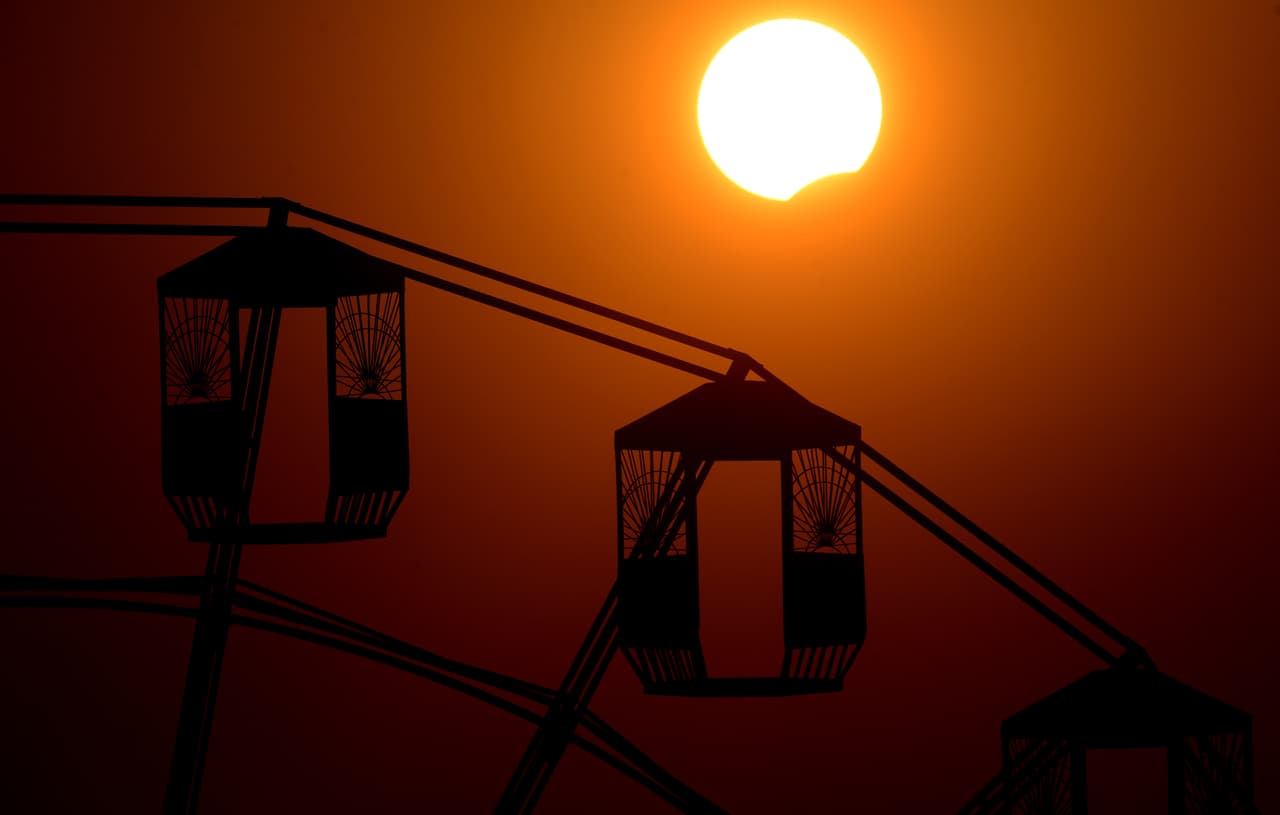 Joel 2:31. "El Sol se convertirá en tinieblas y la Luna en sangre, antes que venga el día del Señor, grande y terrible".