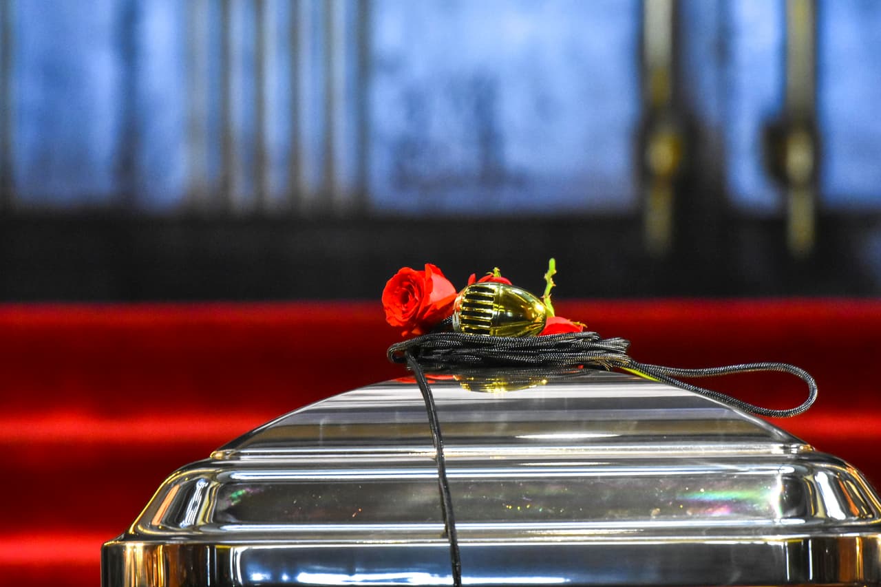 También le preguntaron sobre qué planes tenían con la parte de las cenizas de José José que ellas conservaron. 
<b>La menor de los herederos del cantante </b>aseguró que aguarda por la decisión que tome 
<b><a href="https://www.univision.com/famosos/se-ha-muerto-el-amor-de-mi-vida-sara-salazar-viuda-de-jose-jose-da-sus-primeras-declaraciones-fotos">su mamá, Sara Salazar</a></b>.