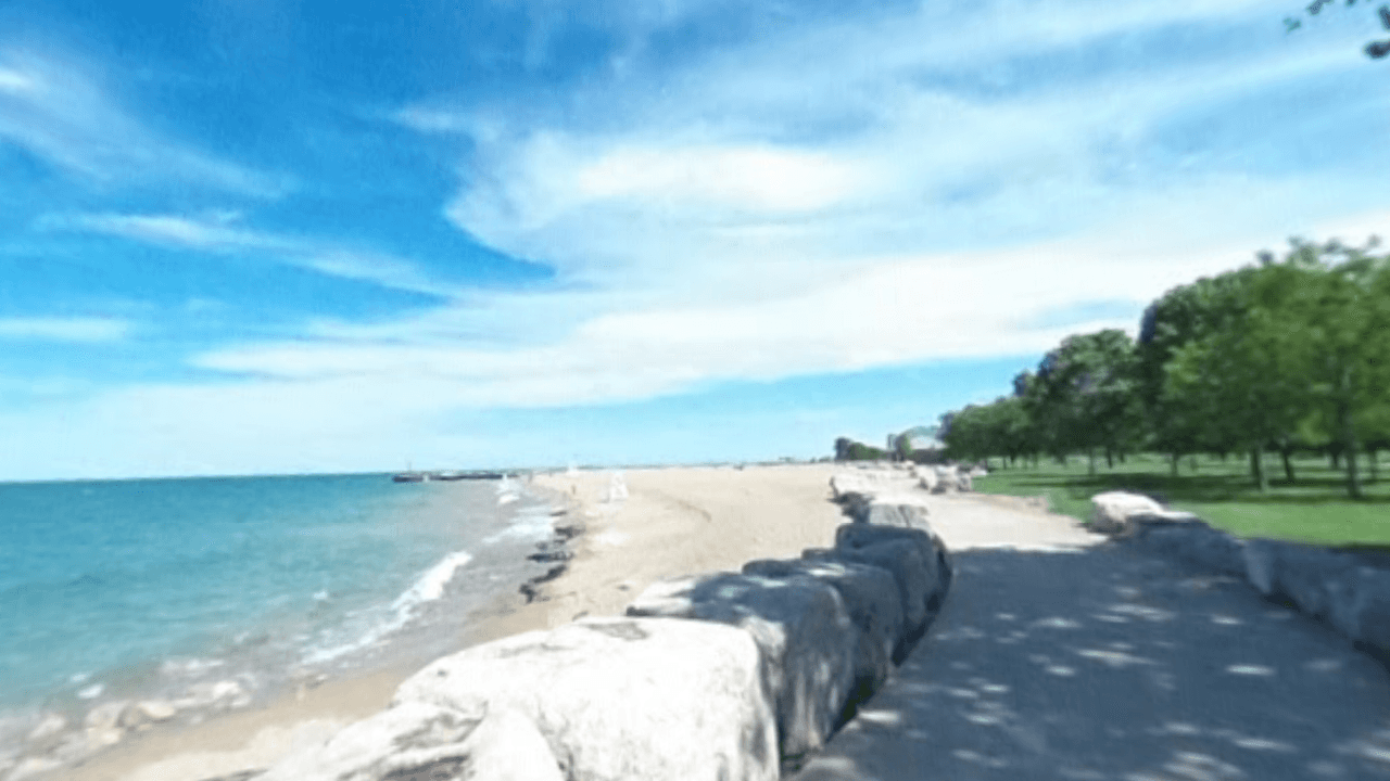 <b><a href="https://www.chicagoparkdistrict.com/parks-facilities/oakwood-beach" target="_blank">Oakwood Beach </a></b>
<br>Esta playa, abierta al público desde el 2010, ubica cerca de la comunidad Oakland. Al igual que las otras playas, los visitantes pueden disfrutar de comida y bebidas. El lugar tiene un menú mexicano.
<br>