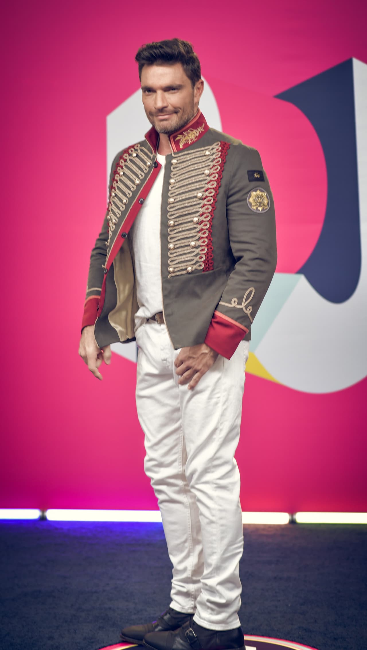 Como príncipe de cuento de hadas (o cascanueces, una de dos), así apareció Julián Gil en 2018.