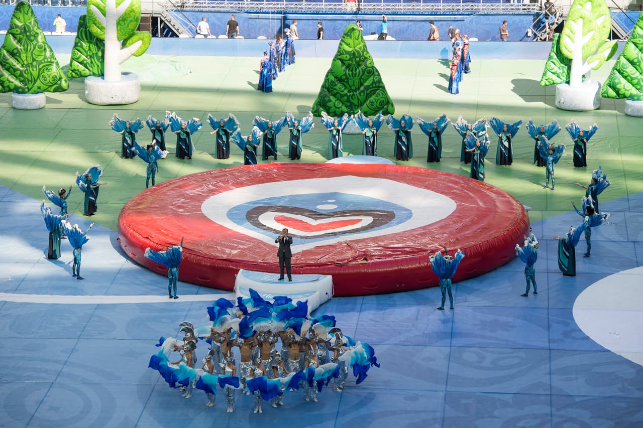 La naturaleza formó parte de la fiesta que inició en San Petersburgo con el anfitrión como telonero.