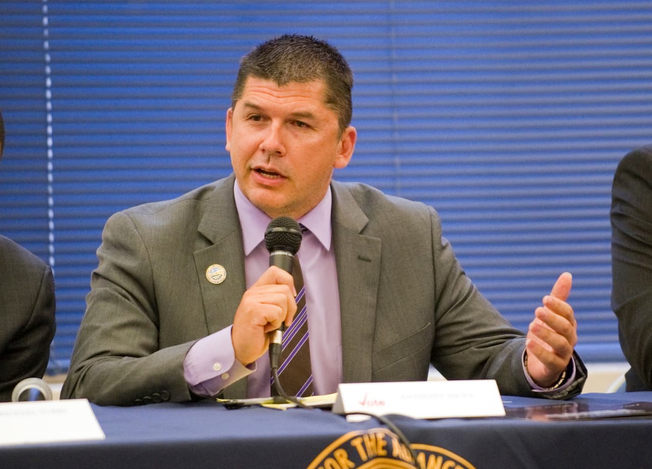 Detienen al alcalde de Stockton por supuestas partidas de 'strip poker' con menores