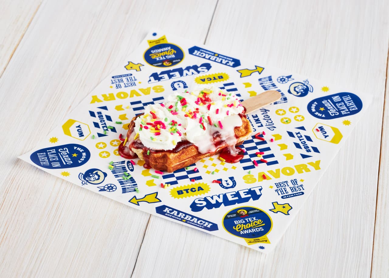 <b>Strawberry Pop-Tarts® Beignettfle</b>
<br>Este postre se inspira en los sabores de los 'beignets' de Nueva Orleans y en los Pop-Tarts®. Es una combinación de un esponjoso beignet y un crujiente waffle cubierto con relleno casero de fresa, glaseado de vainilla y nata montada fresca.