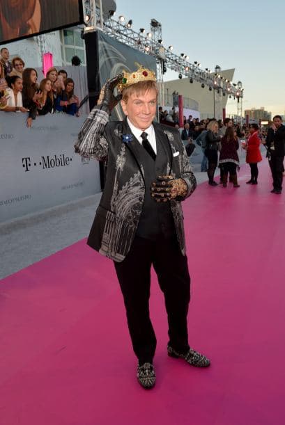 Osmel Sousa no se despojó de la corona, pues él llegó muy en su papel de Zar de la Belleza.