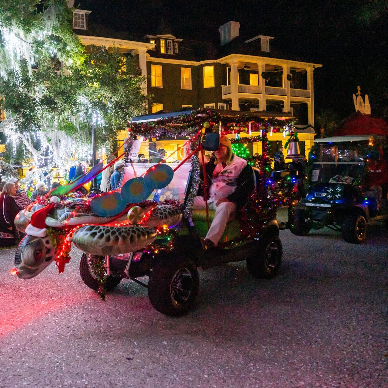 La isla alberga más de medio millón de luces durante la temporada de Holly Jolly Jekyll.
<br>
<br>¡Solo el Gran Árbol tiene más de 35,000 luces, que es más por pie cuadrado que el árbol de Navidad del Rockefeller Center de Nueva York!.