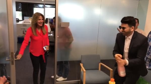 La primera se la dieron muy temprano por la mañana, cuando algunos miembros del equipo la esperaron en su oficina para recibirla con aplausos, abrazos y le cantaron 'Feliz cumpleaños'.