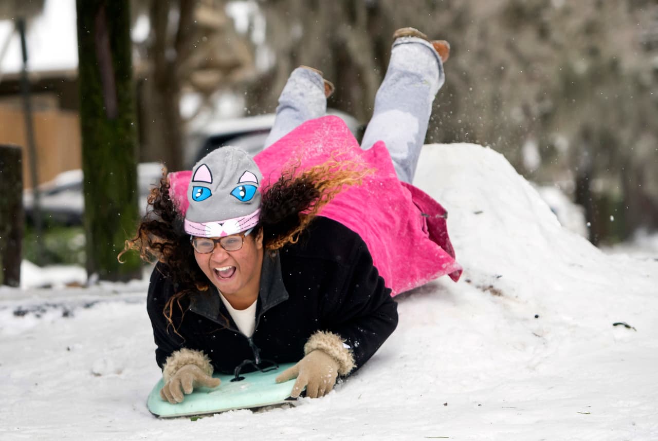 Mientras tanto, algunos residentes de Savannah, ciudad costera de Georgia, juegan en las calles. El ‘huracán invernal’ azotará con nieve, heladas y vientos fuertes y fríos en extremo, por lo que las autoridades ya han emitido advertencias en Virginia, Massachusetts y Maine.