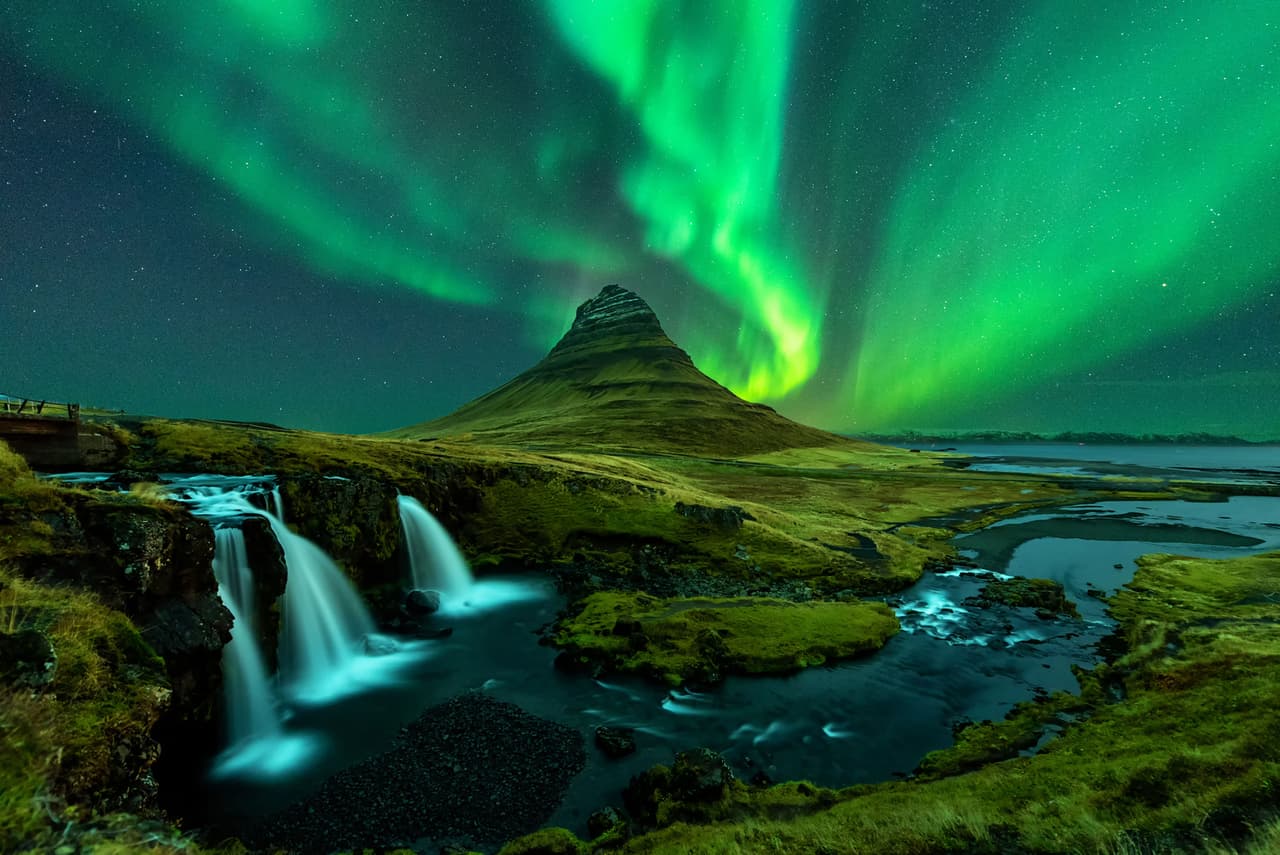 <b>Puesto 11. Auroras Boreales, Islandia</b>
<br>
<br>En muchos lugares de Islandia se pueden apreciar las más espectaculares auroras boreales y su belleza atrajo a los participantes en la investigación de Kuoni.
<br>
<br>
<a href="https://www.univision.com/noticias/medio-ambiente/fenomeno-natural-planeta-mejores-fotografias-auroras-boreales-2021-fotos"><u>Vea aquí las mejores fotografías de Auroras Boreales de 2021</u></a>
<br>