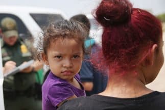 Una mujer y su niña, ambos indocumentadas, son detenidas por agentes de la Patrulla Fronteriza en un punto de la frontera entre Texas y México.