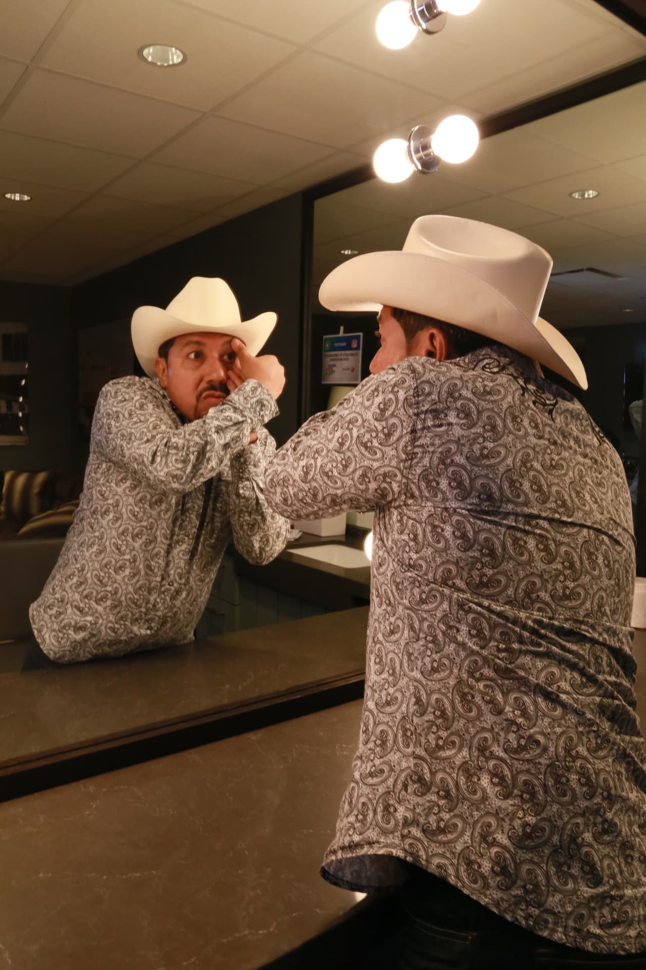 El locutor intentó arreglarse lo más que pudo.