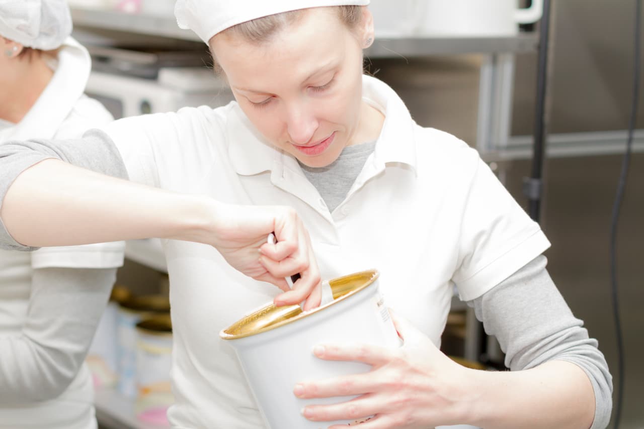 Más tarde coloca la mezcla en bowl de metal, loza o cerámica para que el frío del congelador llegue más rápido a la preparación. Cuida estar al pendiente del helado y cada hora retira la mezcla y revuelve hasta que quede homogénea