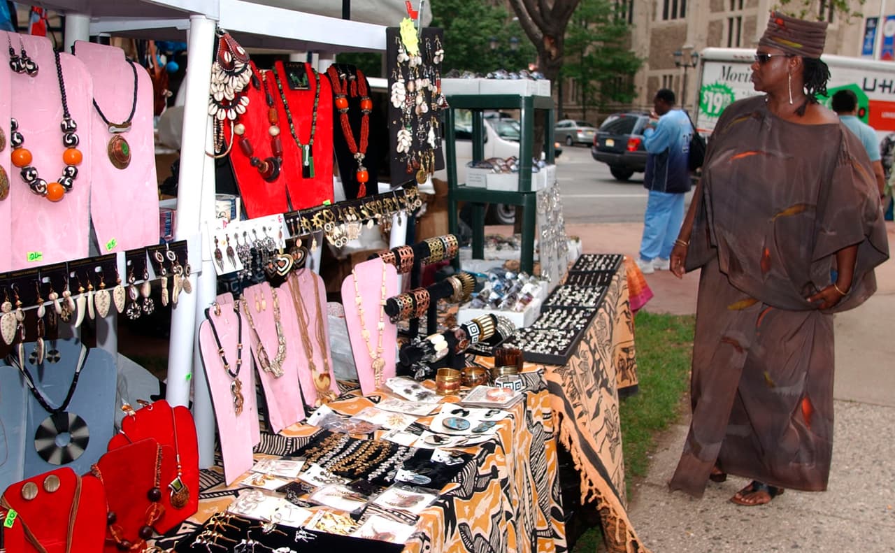 Y con la venta de artículos y ropa colorida africana, bolsos y joyas durante una celebración del Juneteenth en el parque Washington en Newark, Nueva Jersey.